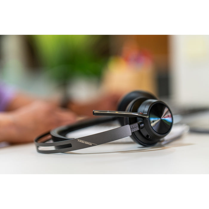 Poly Voyager Focus 2 USB-A with charge stand Headset (213727-01)